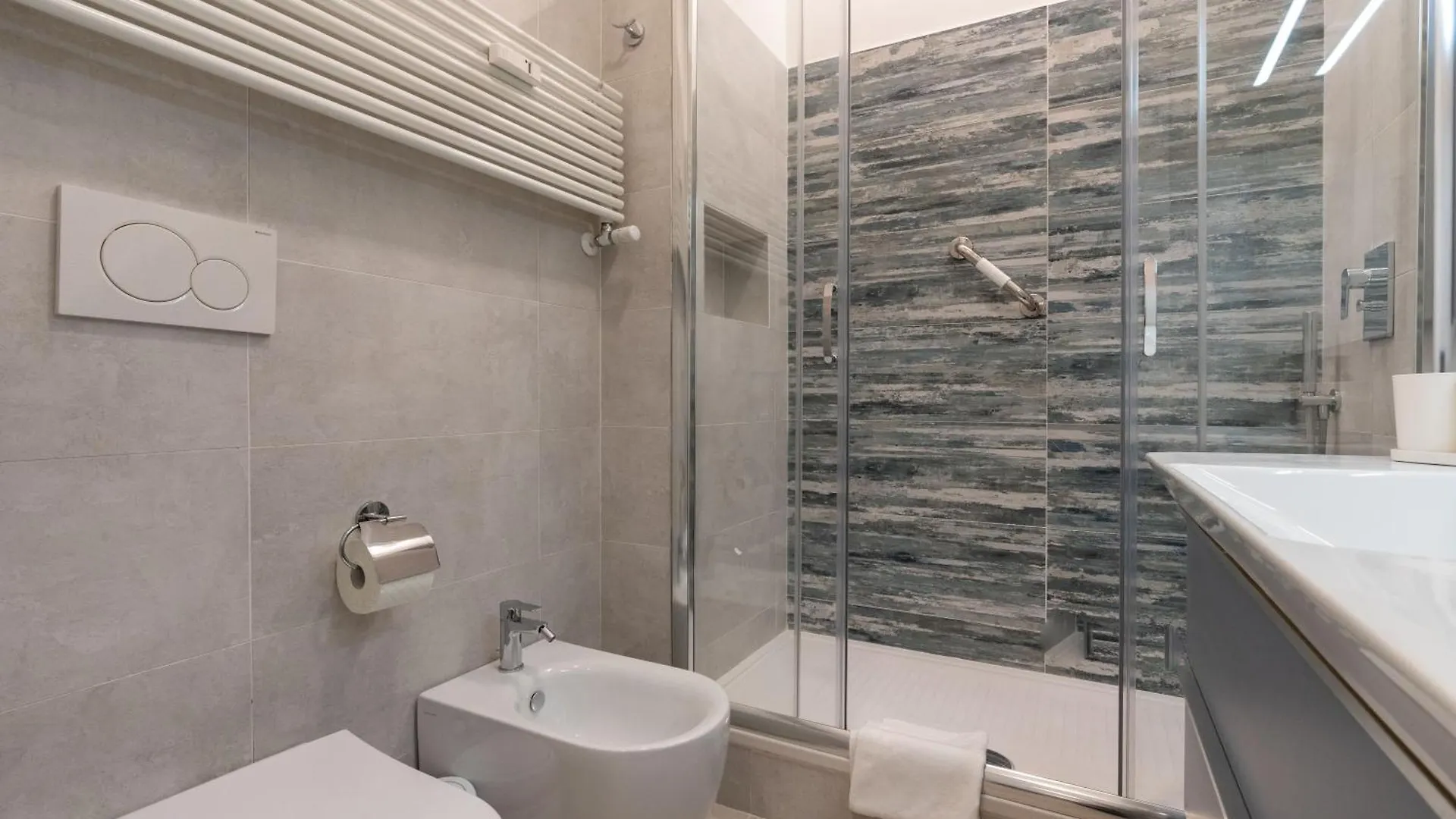 Central Luxury Apartment - Colosseo 10 Min Rome Italy